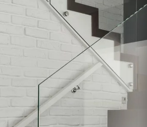 Olśniewające, szklane balustrady – jakim sposobem świetnie przystroić wnętrze mieszkalne?